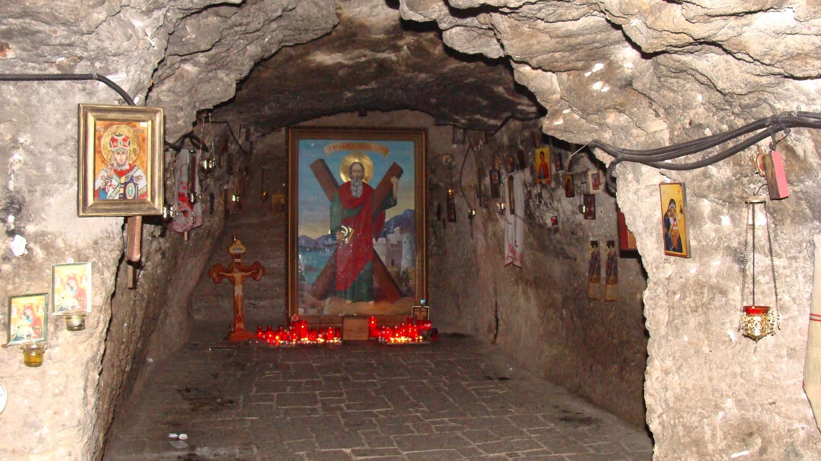 Interior al pesterii sfantului Andrei